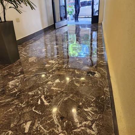 Piso de mármol pulido con terminación brillante