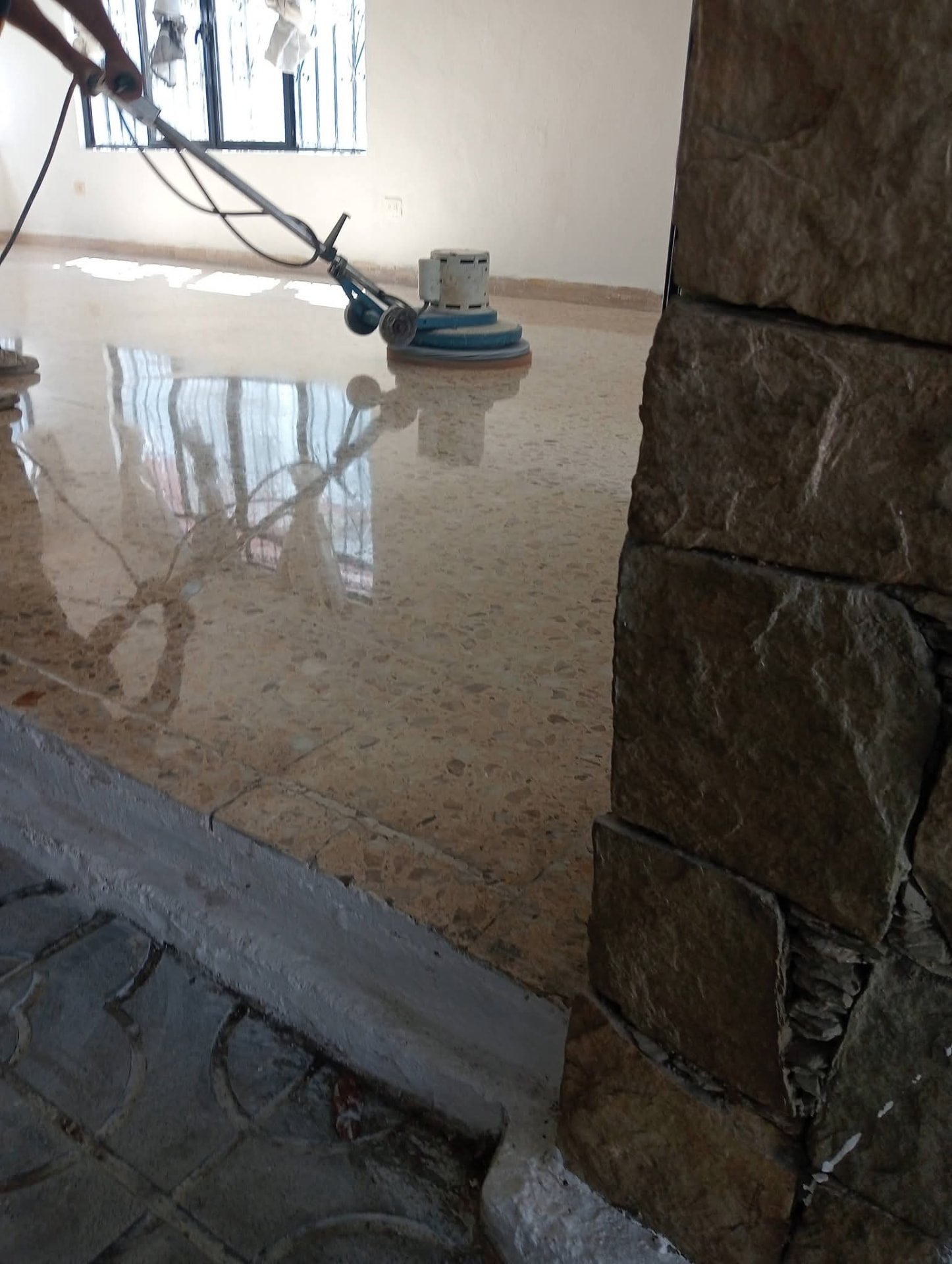 Piso de mosaicos antiguos siendo restaurado