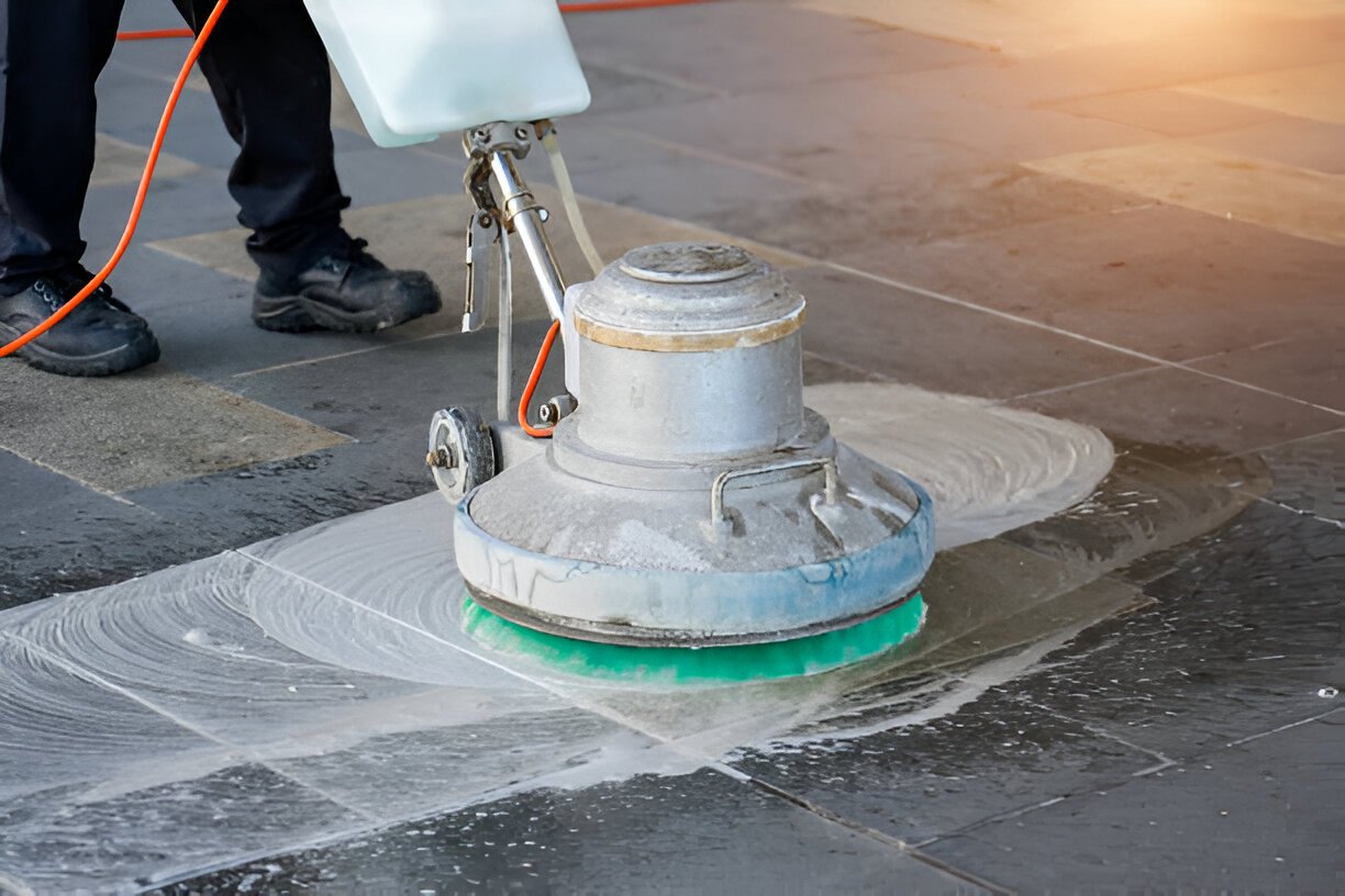 Profesional puliendo un piso con máquina pulidora industrial