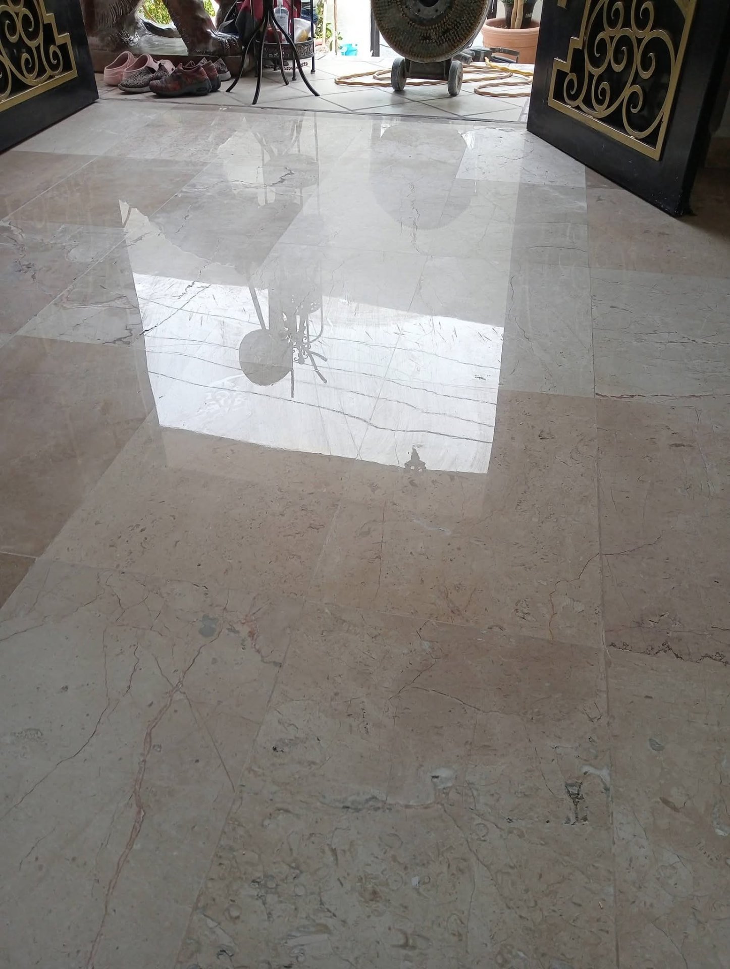 Piso de mármol siendo pulido con máquina abrillantadora