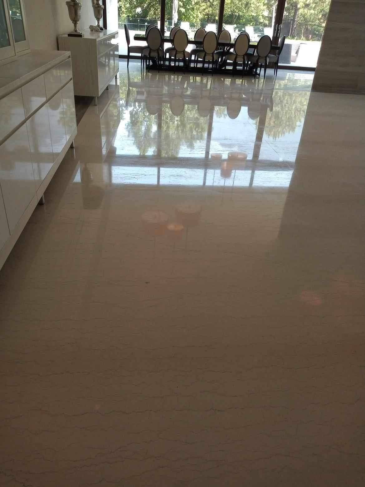 Piso de microcemento pulido en un espacio moderno