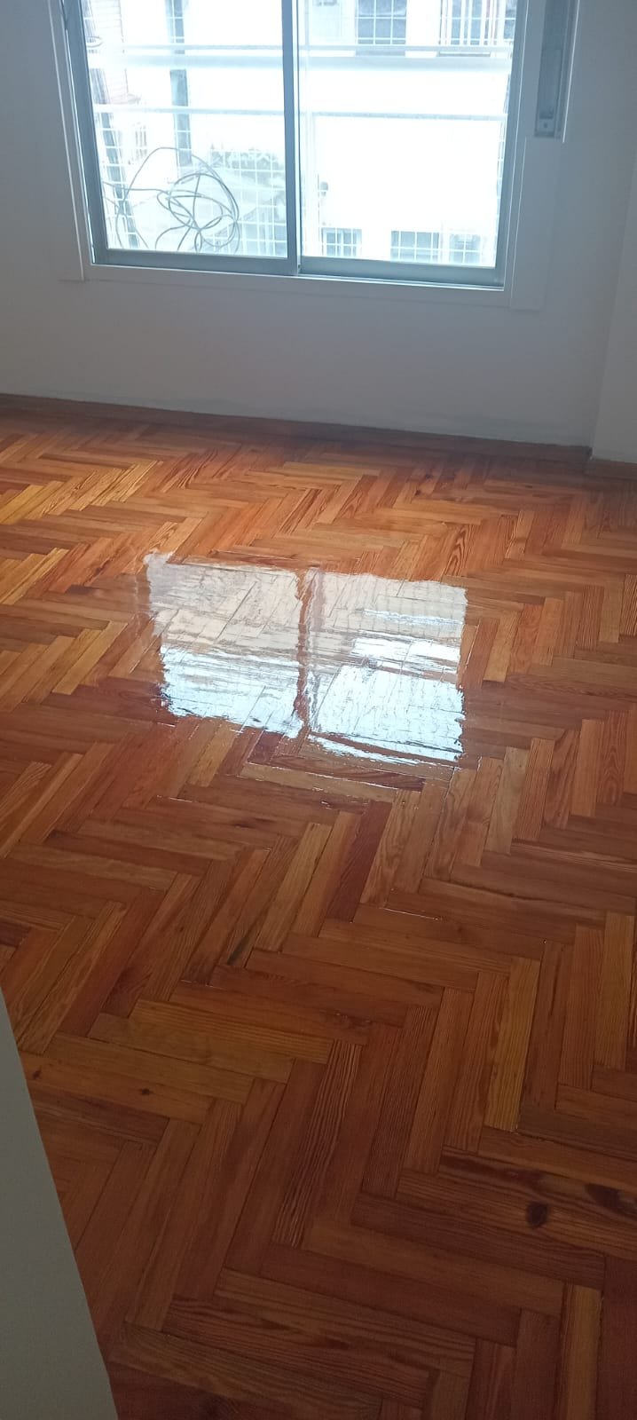 Piso de parquet siendo lijado con máquina profesional