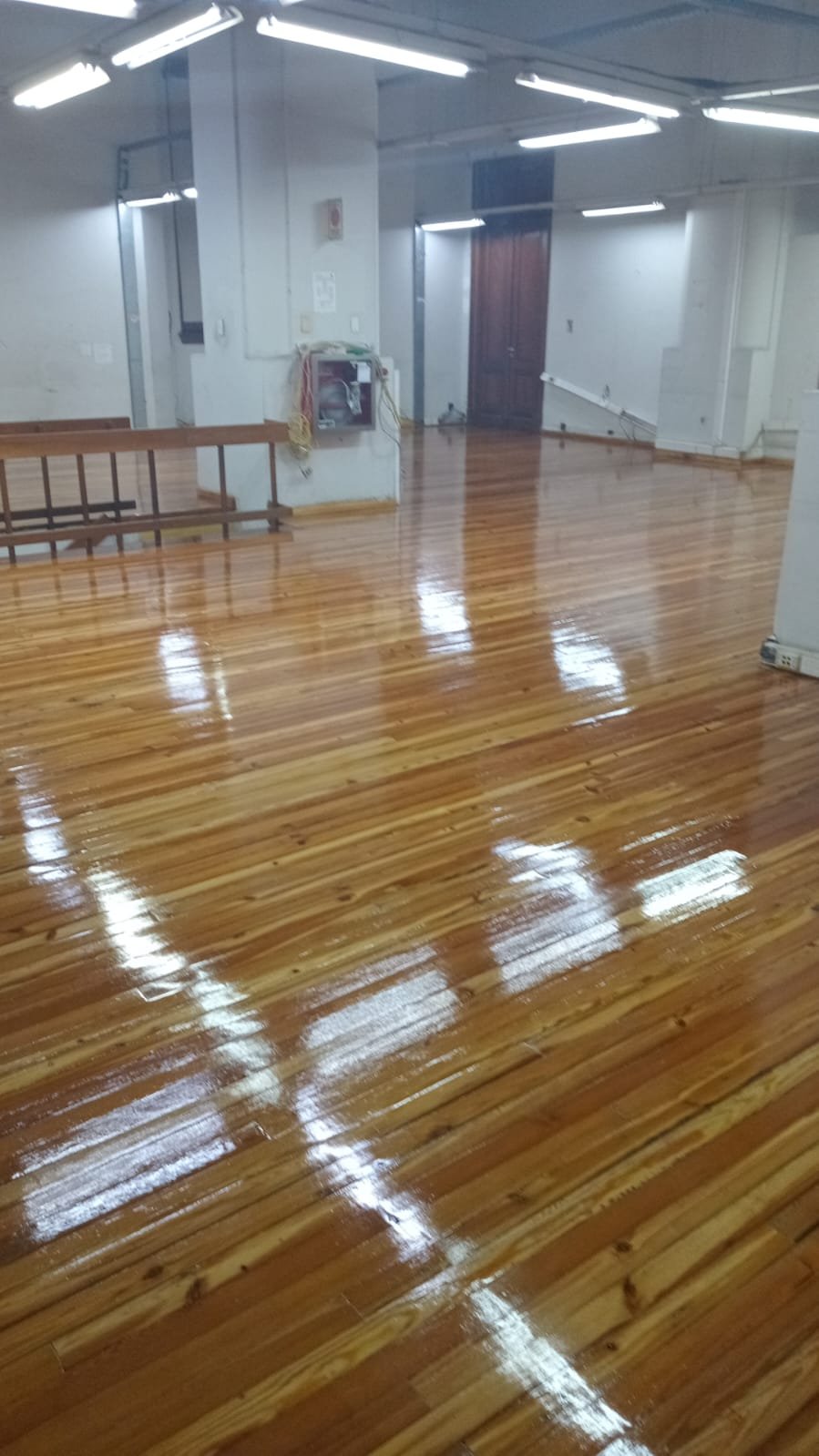 Piso de parquet de madera pulido y brillante