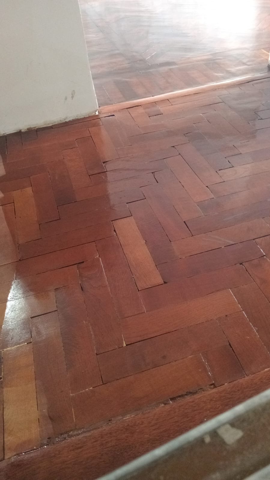 Piso de mármol en oficina pulido y abrillantado